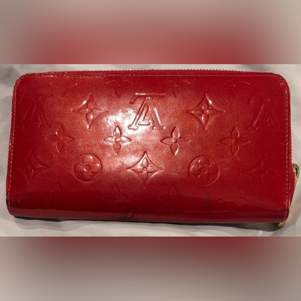Louis Vuitton Red Vernis Sarah Patent Monogram Zip Around Wallet(Authentication)